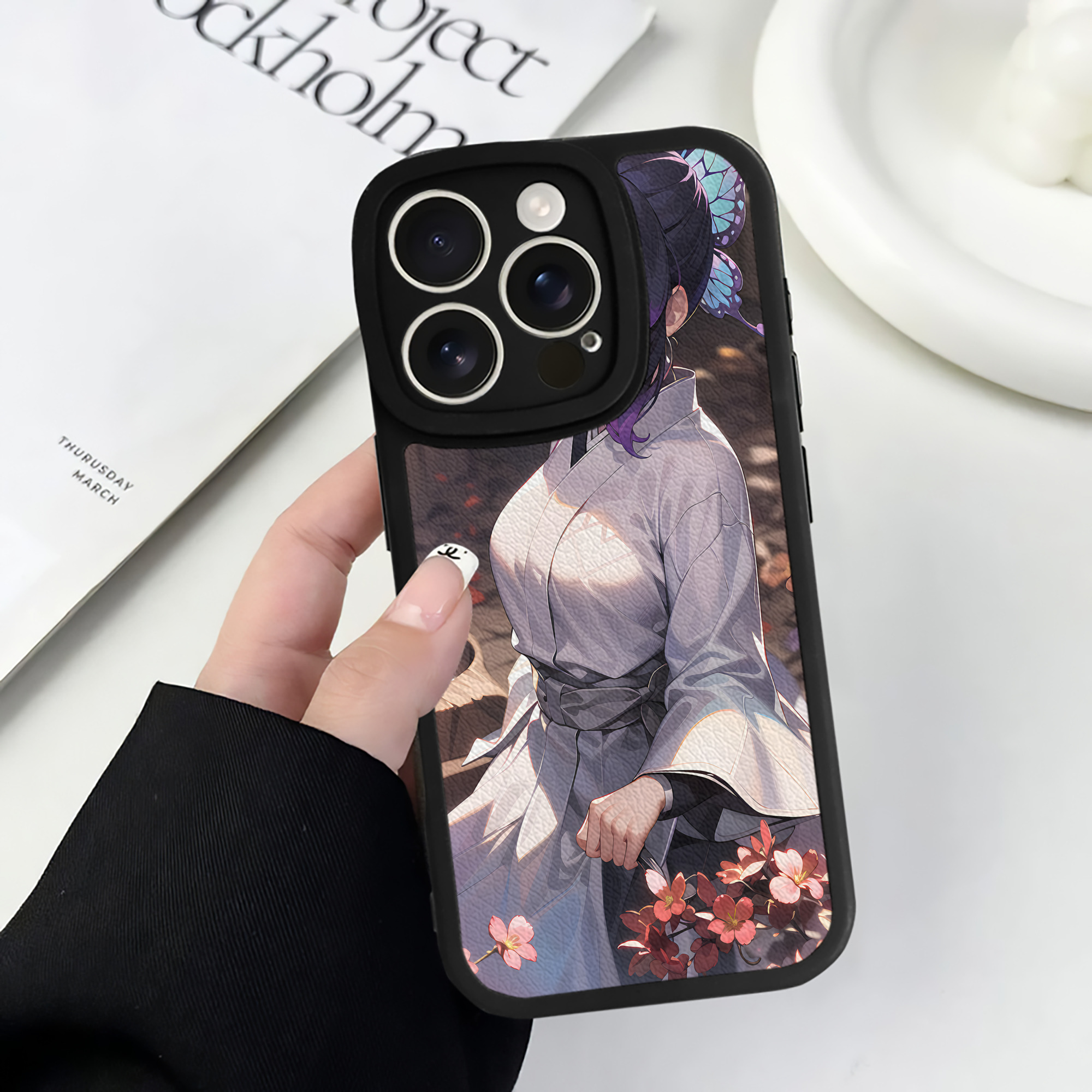 （画像用） 鬼滅の刃（きめつのやいば）蟲柱-胡蝶 しのぶ／こちょう しのぶ Kochou Shinobu 【iPhone 16シリーズ対応】シリコンスマホケース（レザー調） 材質：シリコン